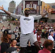 华体会登入 独行侠球迷在美航中心外放棺材 